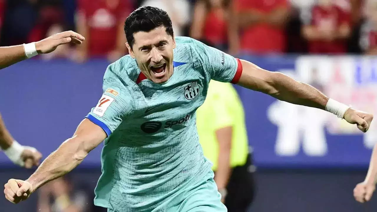 Lewandowski converts stoppage-time penalty to give Barcelona win