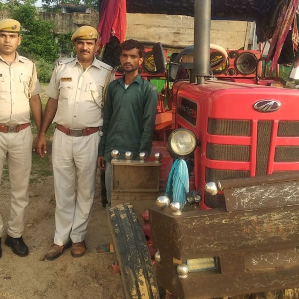 बजरी से भरे ट्रैक्टर-ट्रॉली के साथ 1 गिरफ्तार:खटुपुरा अंडरपास के पास दबोचा, कार्रवाई से मचा हड़कंप 1 1721278283