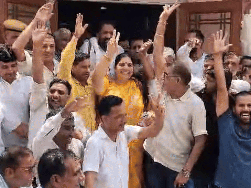 उप प्रधान बोले-IAS बेटे और IPS बहू से दबाव बनाया:हॉर्स ट्रेडिंग से कुर्सी बचाई; चिड़ावा प्रधान के खिलाफ अविश्वास प्रस्ताव एक वोट से गिरा 1 1721288250 BAS7Gc