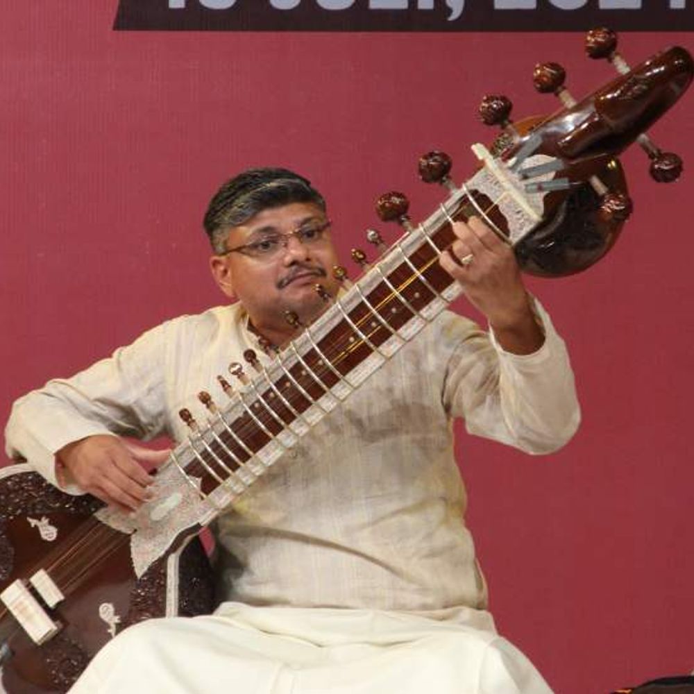 जवाहर कला केन्द्र में मधुरम का मधुर आगाज:कलाकारों ने की बांसुरी-सितार जुगलबंदी और दलवी ने छेड़ी सुरबहार पर धुन 1 1721410227