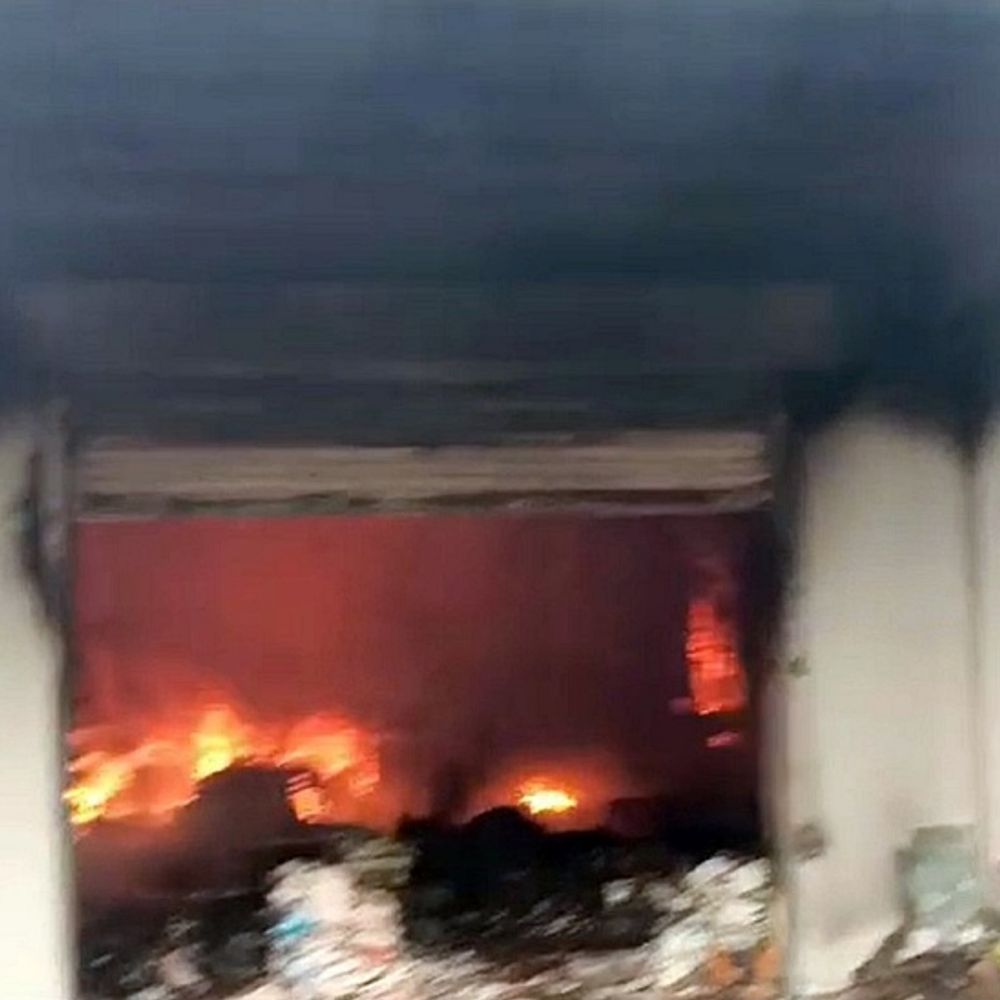 उद्घाटन से पहले प्लाईवुड शोरूम जलकर हुआ खाक:नजदीकी मॉल भी आया चपेट में, 6 घंटे में पाया काबू 1 3 1721125122 unadGR