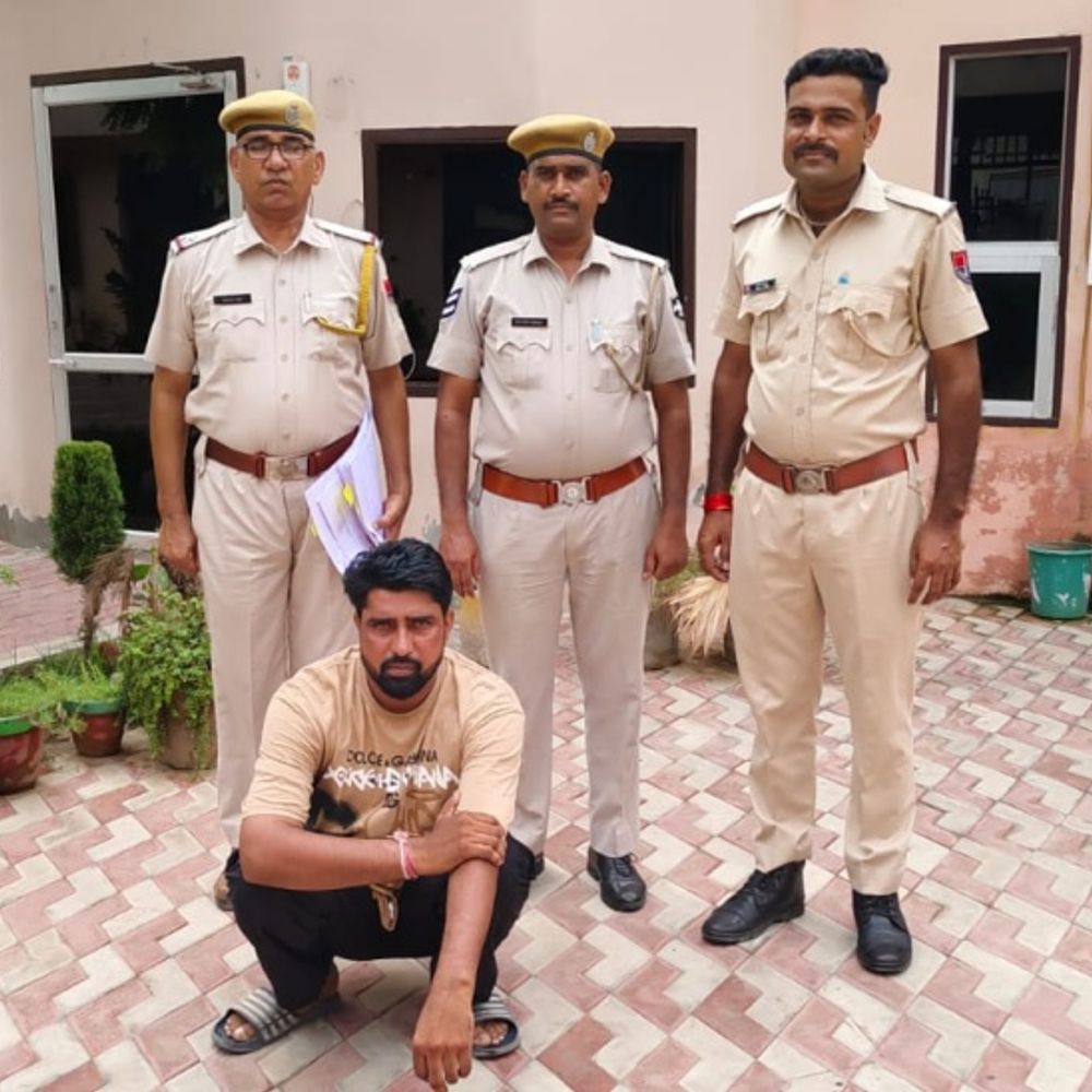 देसी पिस्तौल और कारतूस के साथ युवक गिरफ्तार:आर्म्स एक्ट में मामला दर्ज, हथियार के साथ फोटो शेयर करने वाले को दबोचा 1 6e27ffa8 1ab1 4c46 8a34 3b389fc11d541721812909046 1721817282 NW5hI1