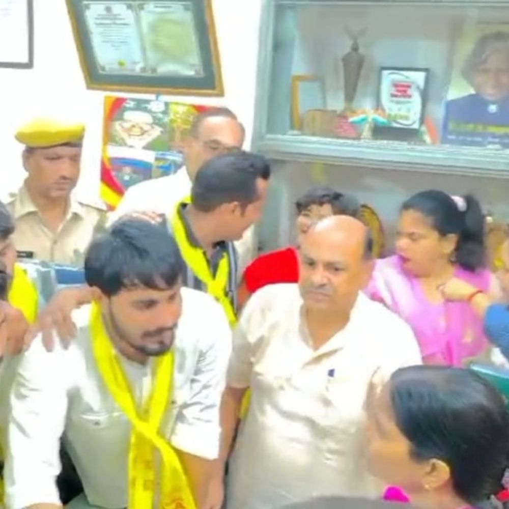 छात्रसंघ चुनावों की मांग को लेकर हंगामा:वाइस प्रिंसिपल को ज्ञापन देने पहुंचे छात्र, पुलिस ने बलपूर्वक खदेड़ा 1 aa8775f4 262d 4943 bd8c cb52b5de514f1721036776098 1721038292 HiGDEk