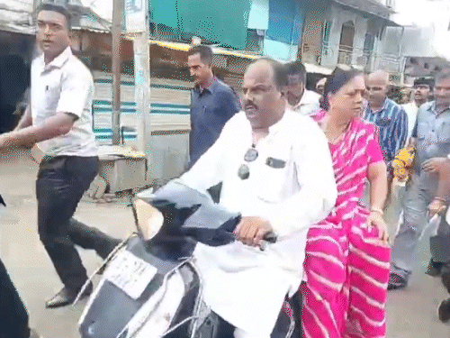 पूर्व सीएम राजे ने स्कूटर पर घूमकर जताया आभार:झालरापाटन में सुनी कार्यकर्ताओं की समस्याएं, टूरिज्म को बढ़ाने पर दिया जोर 1 comp 146 1721391825 AAoXXN