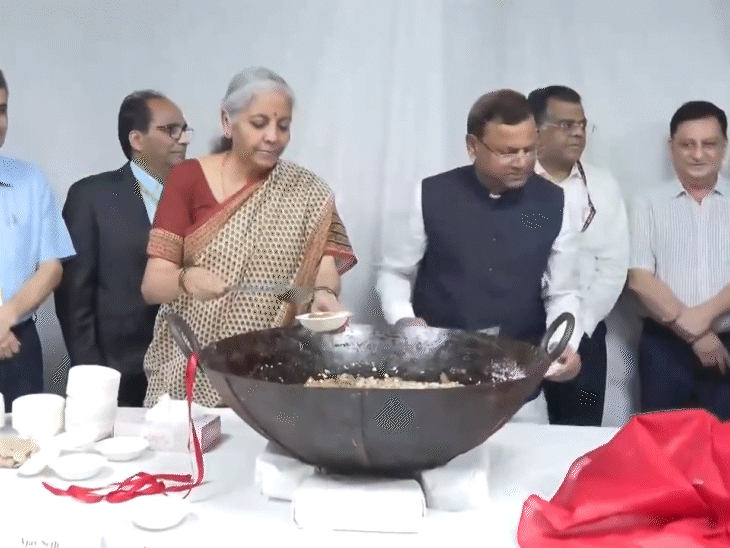 बजट 2024-25 की तैयारी पूरी, वित्त मंत्रालय में हलवा सेरेमनी:सीतारमण ने अधिकारियों का मुंह मीठा कराया, इस बार बजट पेश करने का रिकॉर्ड बनाएंगी 1 comp 41 1721135917 nKliPV