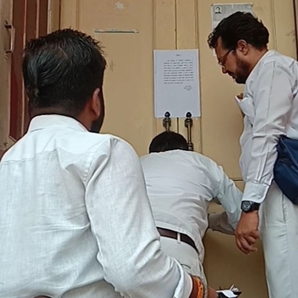 18 लाख का मुआवजा न देने पर CMHO कार्यालय सीज:कोर्ट के आदेश पर कार्रवाई, एम्बुलेंस की टक्कर से हुई थी युवक की मौत 1 e3660a65 35d4 47e4 b429 a82d015ca25b1721811103425 1721817134 rUkn1N