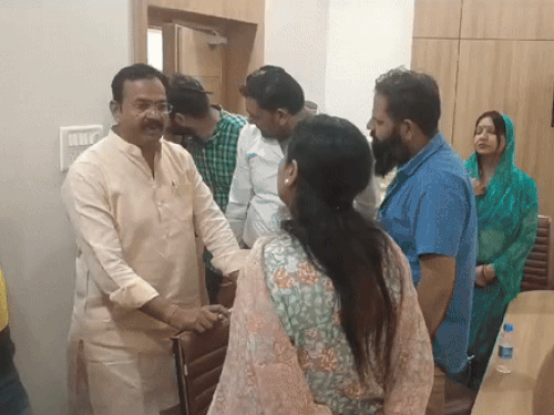 कांग्रेसी मेयर को हटाने में बीजेपी सरकार हुई नाकाम!:पार्षद बोले- मुख्यमंत्री से करेंगे शिकायत, कार्रवाई नहीं हुई; तो देंगे धरना 1 gif 02 1 1721561653 In5cRy