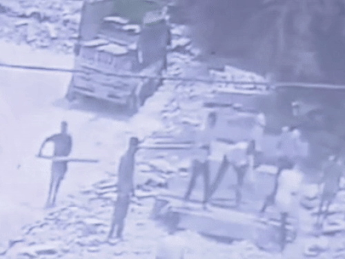 पत्थर कटिंग फैक्ट्री के मालिक की हत्या का VIDEO:मोटे डंडे से सिर पर वार करते दिख रहे हमलावर; ट्रांसपोर्ट को लेकर हुआ था झगड़ा 1 gif 06 12 1721720958 iYNpaL