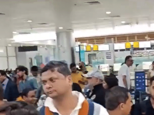 माइक्रोसॉफ्ट के सर्वर में खराबी, दुनियाभर में कई सेवाएं प्रभावित:फ्लाइट बुकिंग और चेक-इन नहीं हो पा रहा, बैंकिंग और टीवी टेलिकास्ट पर भी असर 1 gif 1721375754 FVQn3p
