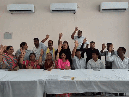नेता प्रतिपक्ष के विरोध में उतरे कांग्रेसी पार्षद:15 पार्षदों ने अविश्वास प्रस्ताव किया पारित, आलाकमान से नया नेता बनाने की मांग 1 img0687 1721894763 I7BmVf