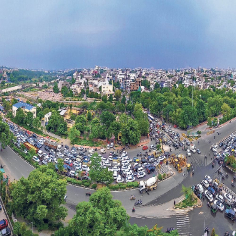 बी-2 बाइपास पर 44 साल पुरानी सीवर लाइन टूटी:चौराहे पर 20 फीट का गड्ढा, 12 घंटे 2 किमी लंबा जाम, रिपेयर होने तक 4 दिन ऐसे ही रहेंगे हालात 1 orig 1701 1 1721429134 Wgnm8X