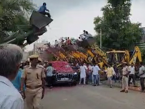 पूर्व सीएम राजे और दुष्यंत का अनोखे अंदाज में स्वागत:पिपलिया चौराहे पर 15 जेसीबी खड़ी कर काफिले पर बरसाए फूल 1 phooollll 1721481627 vI68wt