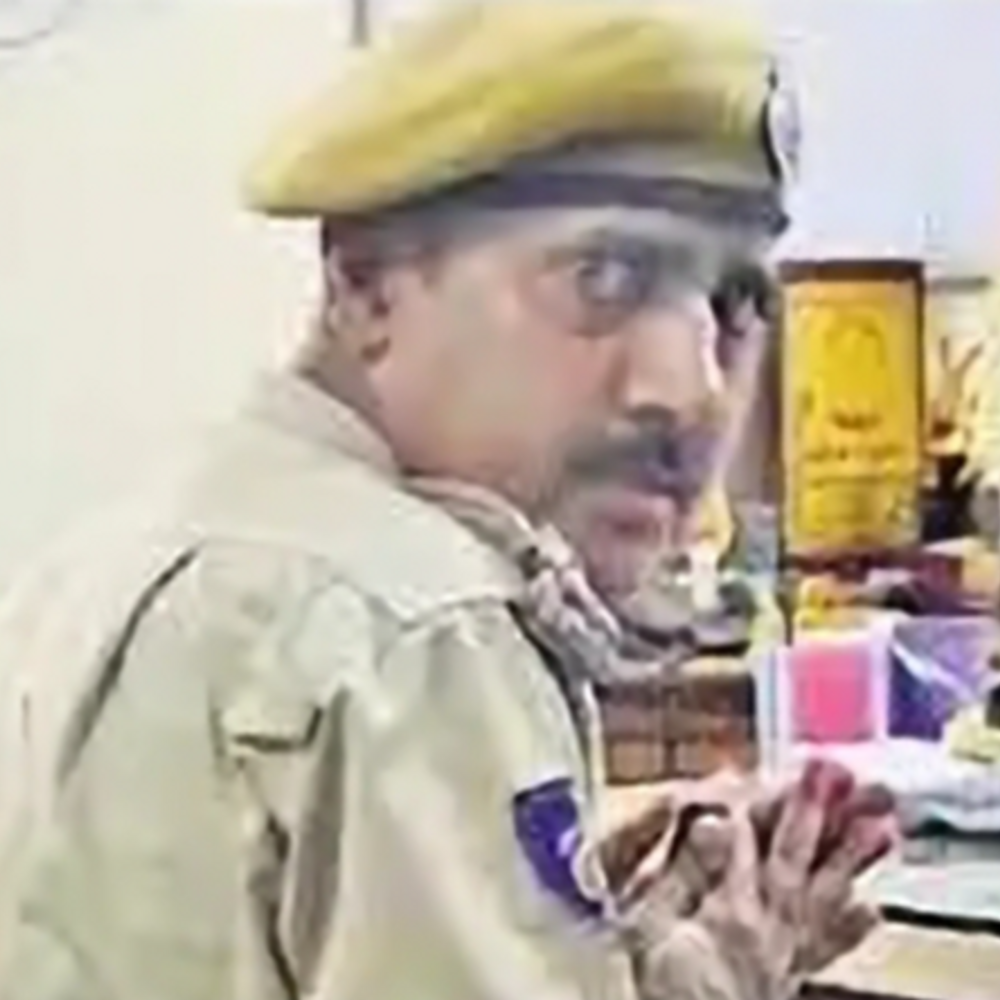 ASI ने महिला के साथ की छेड़छाड़:हाथ पकड़कर 5 हजार मांगे, बचकर जाने लगी तो गाड़ी को टक्कर मारी 1 screenshot20240718093210gallery 1721275388 sdZjYP