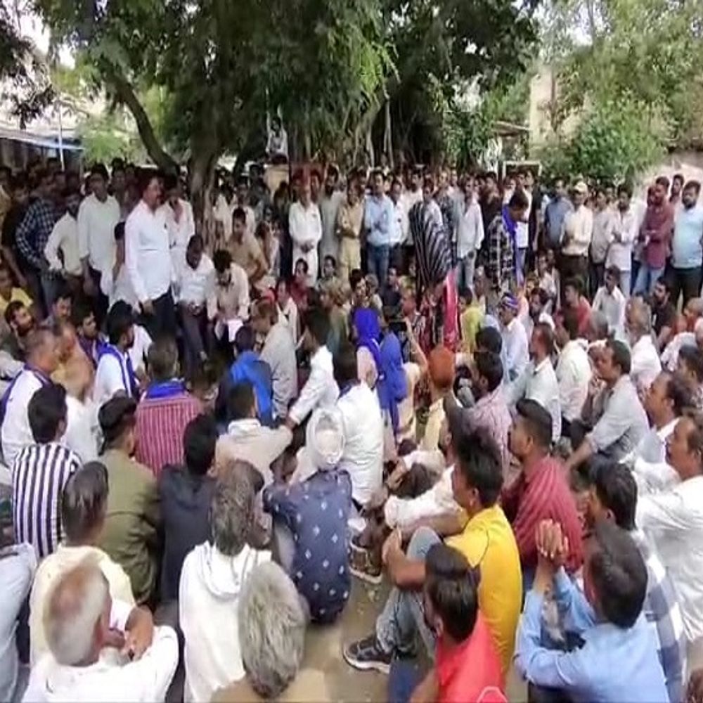 अदवास हत्या मामला, मांगे नहीं मानेंगे तब तक पोस्टमार्टम नहीं:शंकर के परिवार को न्याय दिलाने अस्पताल में मॉर्च्यूरी के बाहर डेरा डाला लोगों ने, बोले पहले मुआवजा और नौकरी दें 1 whatsapp image 2024 07 27 at 120013 pm 1 1722061872 W9PNKZ