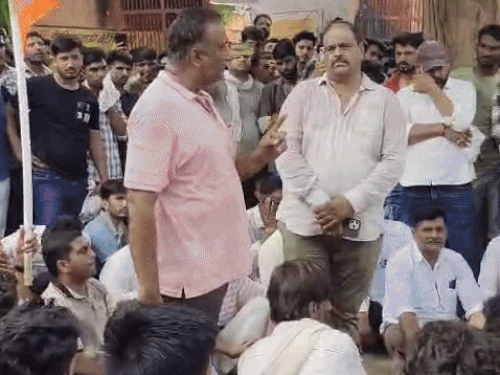 जुलूस के दौरान भगवा पताका-फर्रियां तोड़ी, पैरों से कुचला:हिंदू संगठनों का आरोप; 5 घंटे तक कोटड़ी कस्बा बंद रहा, 7 आरोपी पकड़े 1 whatsappvideo2024 07 18at123850 ezgifcom resize 1721287699