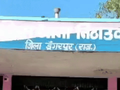 स्कूल टीचर ने छात्रा को भेजे अश्लील मैसेज:बोला-फेल है तू, गुस्साए ग्रामीणों ने की तालाबंदी, विभाग ने किया एपीओ 1 whatsappvideo2024 07 23at25020pm ezgifcom resize 1721726902 YyV6mU