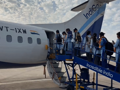 विधायक का हवाई यात्रा ऑफर, टॉपर आने लगीं आदिवासी बेटियां:बाल विवाह ठुकरा स्कूलों में लिया दाखिला, कभी 7वीं पास थे MLA, अब पीएचडी की तैयारी 1 cover 25 1747591405 3Cj7aN