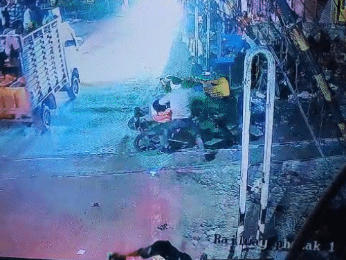 व्यापारी से लूट के 3 आरोपियों का जुलूस निकाला:गोली मारकर छीन ले गए थे गहनों से भरा बैग, बीजेपी से जुड़ा नेता भी शामिल 1 dholpur 1 1746186501 iswumM