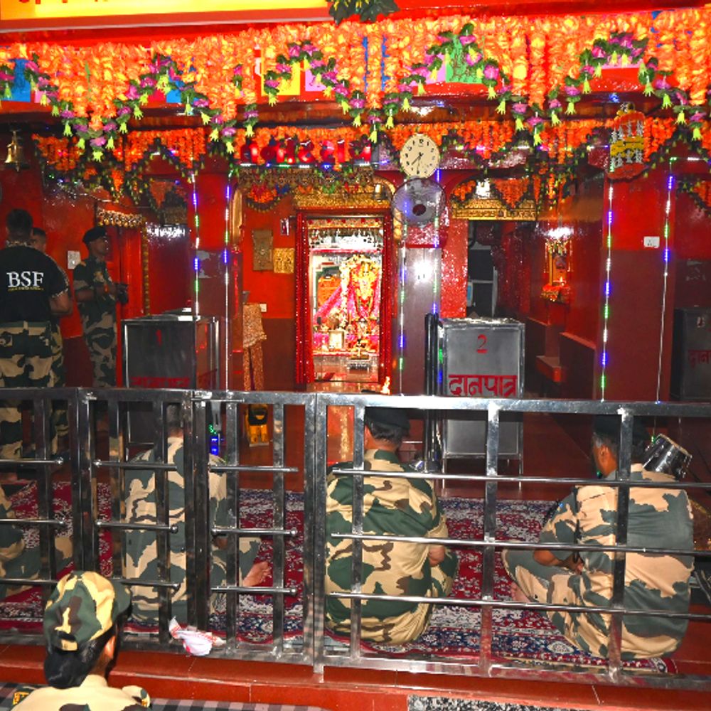 ऑपरेशन सिन्दूर-बॉर्डर पर तनोट मंदिर में हुई विशेष आरती:तनोट नाका पर की जा रही चेकिंग हटी, श्रद्धालुओं की आवक हुई शुरू 1 whatsapp image 2025 05 15 at 211927 1 fotor 202505 1747367162 DDL0uk