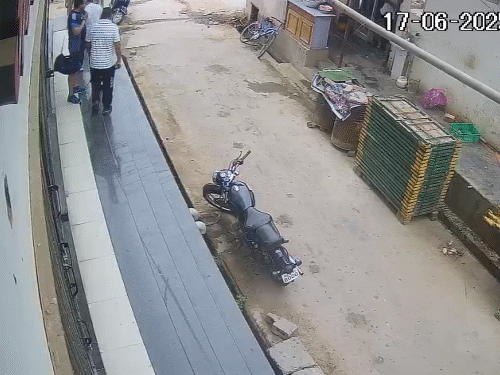 रियल एस्टेट कारोबारी को मारी गोली, VIDEO:बदमाश ने ताबड़तोड़ गोलियां चलाईं, लॉरेंस गैंग ने पोस्ट की- अगली बार सीने में मारेंगे 1 02 1750154120 UgAdGH