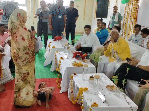 शिक्षामंत्री के सामने बेटे को जमीन पर लिटाया,रोने लगी टीचर:छात्रा इंग्लिश में बोली तो दिलावर ने हाथ जोड़कर कहा-हिंदी में बताओ, अंग्रेजी नहीं आती 1 03 1749286497 XWGrhS