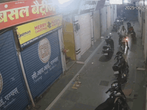 सीकर में मार्केट से बाइक चोरी VIDEO:चोरी करने पैदल आया चोर,बाइक को नवलगढ़ की तरफ लेकर गया
