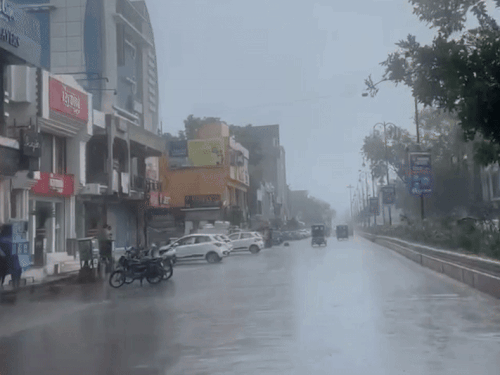 सीकर-पलसाना में सुबह तेज बारिश:30 जून तक आसमान में बादल छाए रहेंगे; 40 KM प्रति घंटे की रफ्तार से चलेंगी हवाएं 1 1000130644 1750998363
