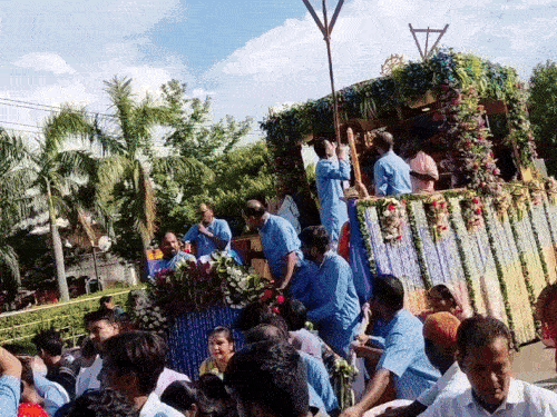 सीकर में 24 फीट ऊंचे रथ में निकली जगन्नाथ रथयात्रा:बारिश के बीच आराध्य के दर्शनों को उमड़े भक्त, जयकारों की रही गूंज 1 1000130929 1751024104 rWYgyG