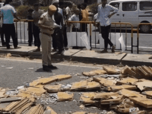 गुजरात से आसाम जा रहा ट्रक सीकर में पलटा:गाय बचाने के चक्कर में बिखरी लाखों की टाइलें, बाजौर के पास हुआ हादसा