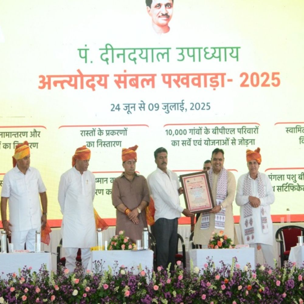 पं. दीनदयाल उपाध्याय अंत्योदय संबल पखवाड़ा:मुख्यमंत्री ने जोधपुर के दईजर में किया शिविर का अवलोकन, लाभार्थियों को बांटे प्रमाण पत्र 1 1750954394 LvT6FA