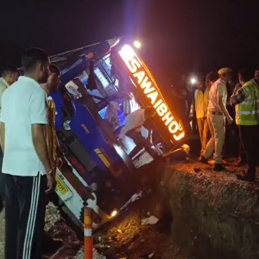 राजसमंद में बस बेकाबू होकर नाले में गिरी:गुंजोल के पास हुआ हादसा, 12 लोग हुए घायल 1 1 1750219053 Ky9f0B