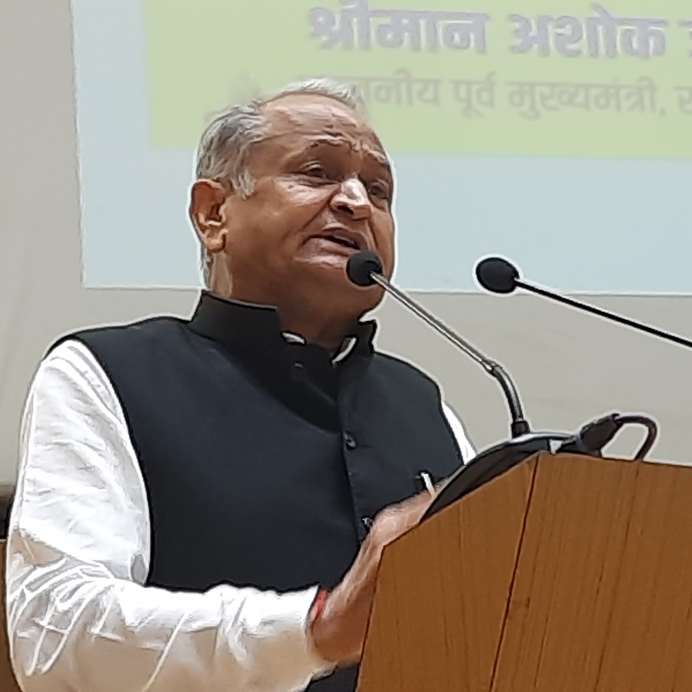 गहलोत बोले-हमने कभी बदले की भावना से काम नहीं रोका:भाजपा रोक देती है, सरकारें बदलती हैं, लोकतंत्र है, लेकिन काम नहीं रुकना चाहिए 1 20250626192929 1750951032 DJwLqJ