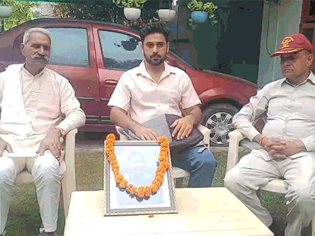 हरियाणा में 63 साल बाद मिला शहीद पिता का फोटो:राजस्थान के सिक्योरिटी गार्ड ने गुजरात से खोजकर दिया, भारत-चीन युद्ध में लड़े थे खेमराज 1 2 1749047444 IPd5hb