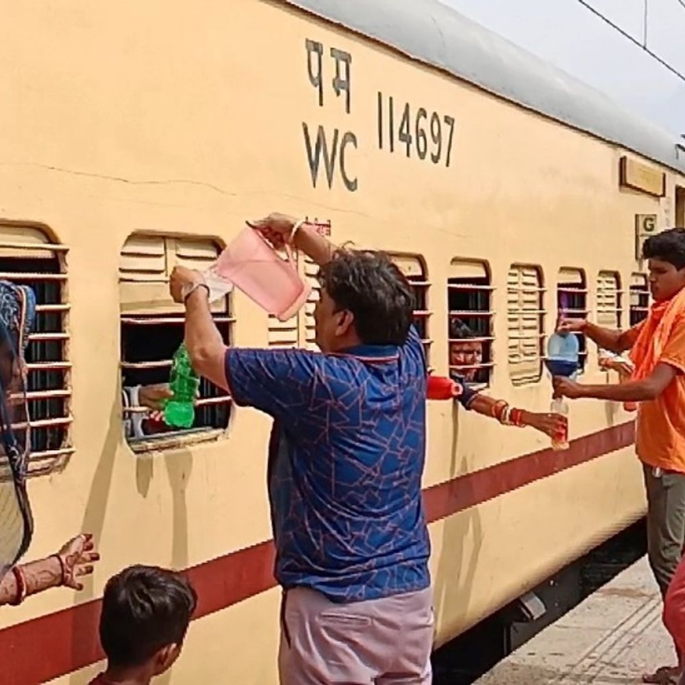 45 साल से रेलवे स्टेशन पर निशुल्क जलसेवा:चौमहला स्टेशन पर समिति के स्वयंसेवक रोज सैकड़ों यात्रियों की बुझाते हैं प्यास 1 3b5d1983 afc9 4d10 a024 9f12a2e366aa1749286642300 1749292076