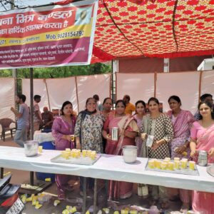 निर्जला एकादशी पर जयपुर में शरबत वितरण:मालवीय नगर के मित्र मंडल ने 450 लीटर दूध से बनाया मिल्क रोज, कोल्ड ड्रिंक भी बांटी