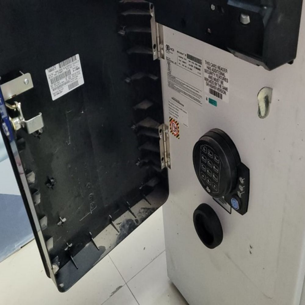 ATM मशीन पर टेप लगा रकम निकाली:संदिग्ध खड़े थे एटीएम मशीन के पास, खाते से पैसा कटा, मशीन से बाहर नहीं आया 1 68be5b45 63bd 4bf0 bafa 38745e84f567 1748830301 Kd8DMG