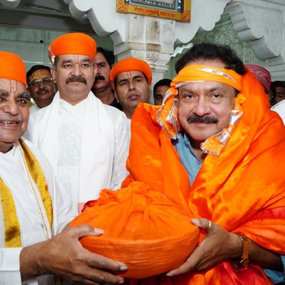 केंद्रीय मंत्री एसपी सिंह बघेल ने श्रीनाथजी के दर्शन किए:नाथद्वारा में वेटनरी कॉलेज खोलने को लेकर मंदिर के युवाचार्य विशाल बावा से की चर्चा 1 6 1751272438 DFAp1X