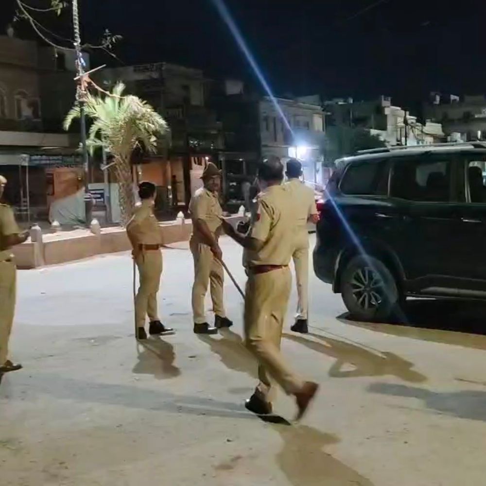 विधायक महंत प्रतापपुरी पर टिप्पणी से फैला तनाव:आरोपी को पकड़ा तो भीड़ ने थाने पर किया पथराव, सरपंच पति समेत 13 गिरफ्तार 1 7bc1deda 39a5 43a2 ad7f ff44103e6057 1750647117460 R71Nh9