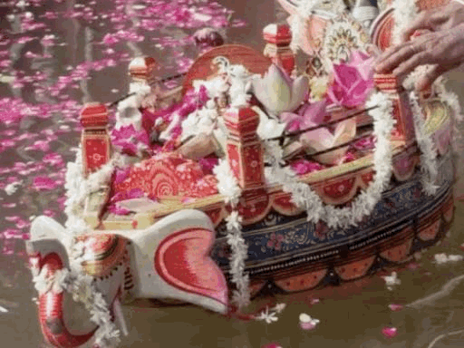 भीलवाड़ा में ठाकुरजी को कराया नौका विहार:बालाजी मंदिर में बाबा बर्फानी की तर्ज पर हुआ श्रृंगार, 2100KG आमरस का लगाया भोग 1 89c3cb28 ac5d 445c 9cc1 62c6c9d5f785 1748976878 MJDh0R
