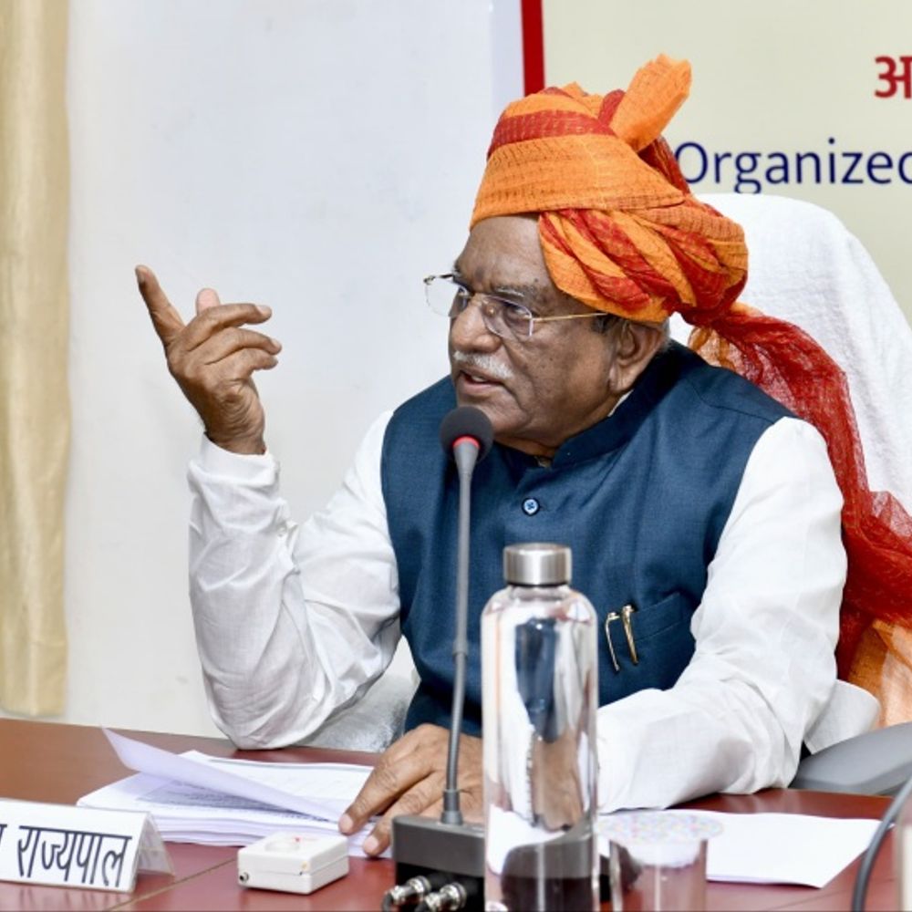 राज्यपाल बागडे़ का सिरोही दौरा:शिक्षकों को सिर्फ किताबी ज्ञान तक सीमित न रहने की सलाह, बच्चों को तार्किक दृष्टिकोण सिखाने पर जोर 1 8ec812de 6271 4c9e b2f9 c76d08f7a9f21749210555862 1749212277 QFsC7r