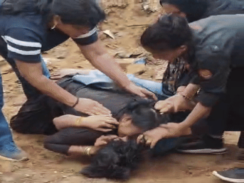 महिला गाड्र्स ने महिलाओं को पीटा, गाल काटा; VIDEO:पीड़ित बोली- पुलिस ने शिकायती पत्र फाड़ा, प्लॉट के विवाद में सोसायटी मेंटेनेंस मैनेजर का नाम आया 1 bhiwari update cover 1751267964 NAYIRd