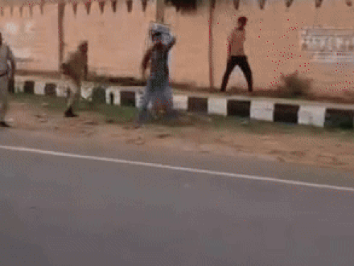 जोधपुर के थाने में भिड़े दो समुदाय के लोग, पथराव-लाठीचार्ज:गोवंश को टक्कर मारने के बाद तनाव, कई थानों के साथ ही रिजर्व फोर्स बुलानी पड़ी 1 cghjk 1751260945 MnKmYS