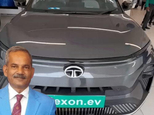 कोच को रिटायरमेंट पर 15 लाख की SUV गिफ्ट दी:उनके तैयार खिलाड़ी देश के लिए खेले; ASP,DSP,सीआई बने, बोले- उनकी बदौलत ही सरकारी नौकरी मिली 1 comp 12 1751273672 0DaQsn