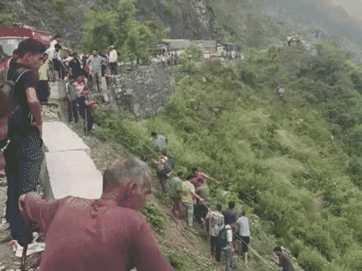 उत्तराखंड में नदी में गिरी बस,राजस्थान के 6 लोग लापता:1 महिला घायल; केदारनाथ दर्शन कर बद्रीनाथ जा रहा था उदयपुर का परिवार 1 comp 1361750911100 1750914426 t2f9JR