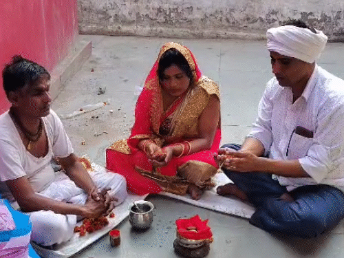 हरियाणा में पकड़ी UP की लुटेरी दुल्हन:बॉयफ्रेंड को भाई बनाती, ₹1500 किराए पर मां-बाप लाती; राजस्थान में पहला शिकार बनाया 1 comp 141 1750609065 ImYXNp