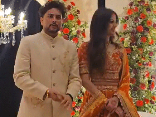 क्रिकेटर कुलदीप ने कानपुर की वंशिका से की सगाई:लखनऊ के होटल में सेरेमनी हुई, स्टेज पर मस्ती करते दिखे 1 comp 223 1749044460 YtQl3R