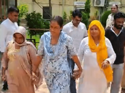 ठगी के पैसों से बिहार से दुल्हन लाकर की शादी:2-महिलाओं ने कर्ज चुकाया, स्कूटी खरीदी;सीकर में 90 लाख की फर्जी जमीन डील की थी 1 comp 453 1750511586 dKOrPh