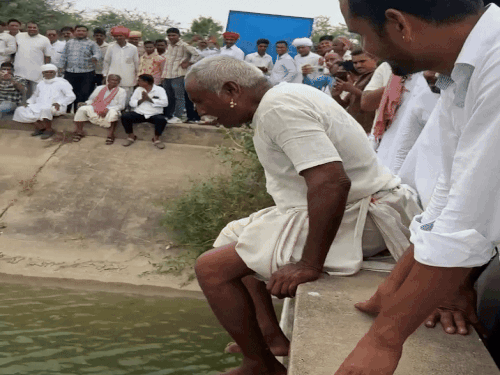 सांचौर को जिला बनाने की मांग,नहर में कूदे 3 बुजुर्ग:SDRF बचाने गई तो धक्का मारा; पूर्व मंत्री के साथ नहर किनारे धरने पर बैठे 1 for cover 1750241664 igLl6Z