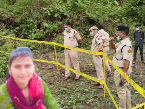 प्रेमिका की हत्या कर घर के पास दफना दिया शव:घरवाले ढूंढने आए तो मिट्टी में दबा नजर आया हाथ; परिवार के साथ प्रेमी फरार 1 gif 101 1750261908