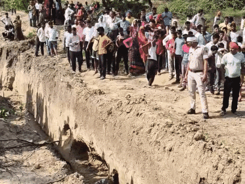 बेटा मिट्टी में धंसने लगा, गोद में लेकर भागा पिता:शेव बनवाने गया तो दबने से बचा युवक; भरतपुर में गड्ढे में उतरे 4 लोगों की मौत 1 gif 13 16 1751198298 JmP4mP